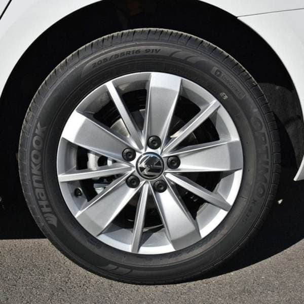 Sett med 4 VW hjulkapsler, moderne dekkmerke