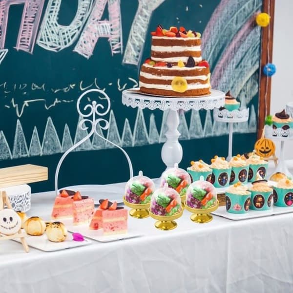 Sæt med 12 mini plastik kagefade med kuppellåg - guld - til slik, cupcakes, macarons