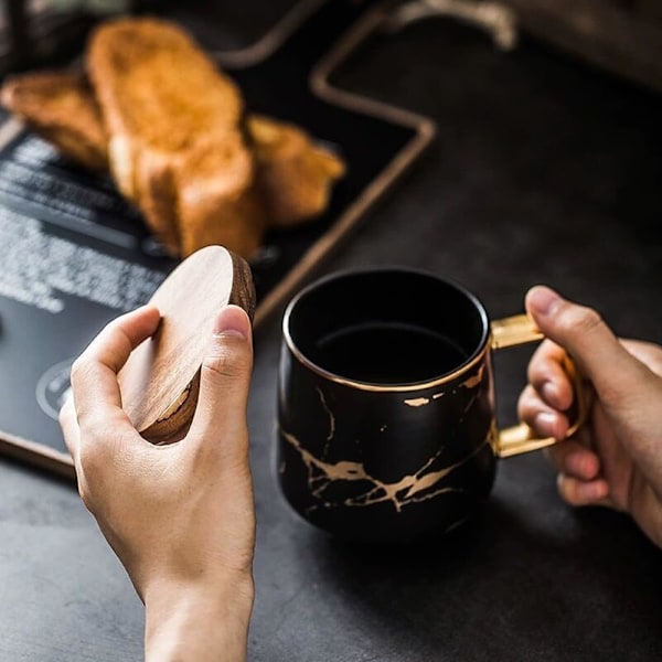 Porselen tekopp og kaffekrussett for ettermiddagste - Marmormønster (Svart, kort 300ml + treunderfat)