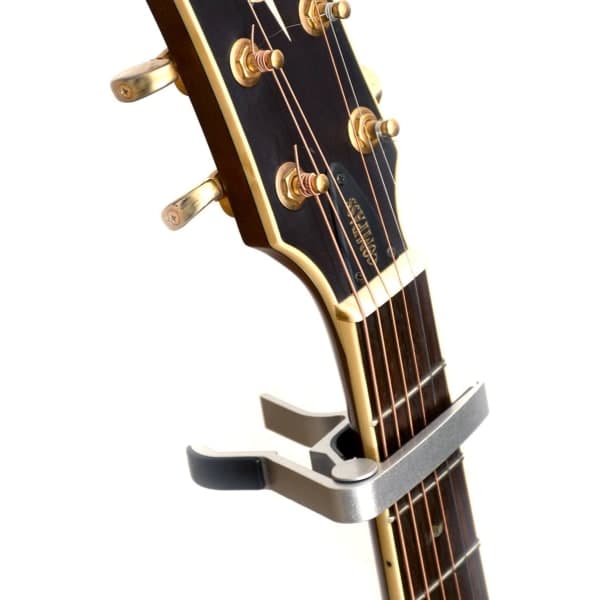 Capo ST Röd. Snabbkopplingsgitarrkapo för alla el- och akustiska gitarrer, klassisk gitarr, ukulele, banjo, mandolin, etc.