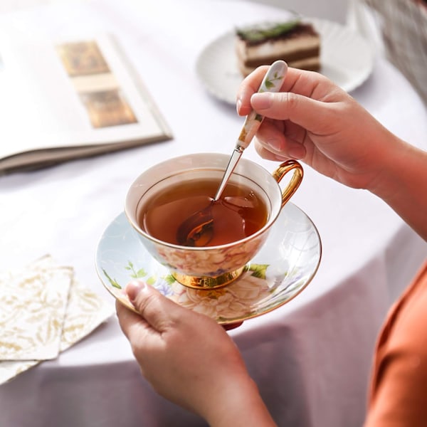 Krus & Underkopper Sett med Skjeer, Champagne Rose på Blå Mønstret Benporselen 3-Delers Sett Keramisk Te Kaffe Kanne