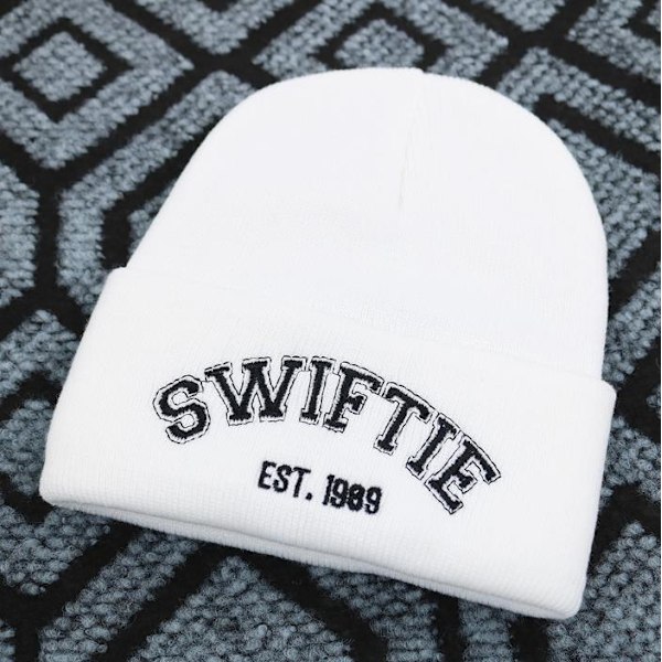 Taylor Swift 1989 Stickad Beaniehatt Herr & Dam Stretchy Mjuk Varm Vintermössa White