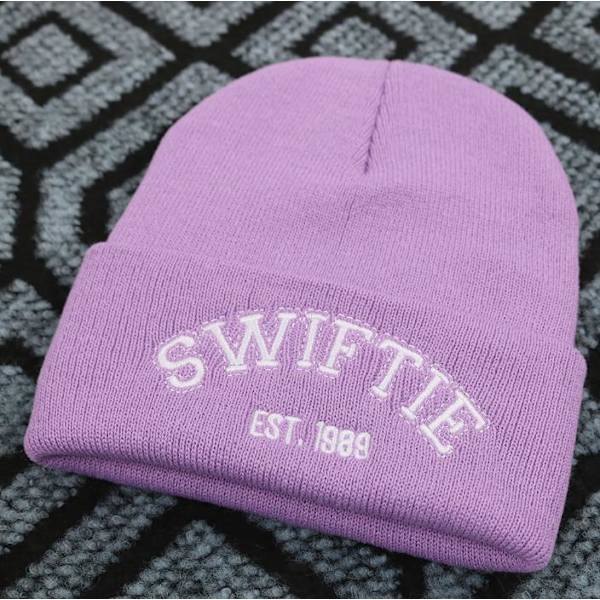Taylor Swift 1989 Stickad Beaniehatt Herr & Dam Stretchy Mjuk Varm Vintermössa Light Purple