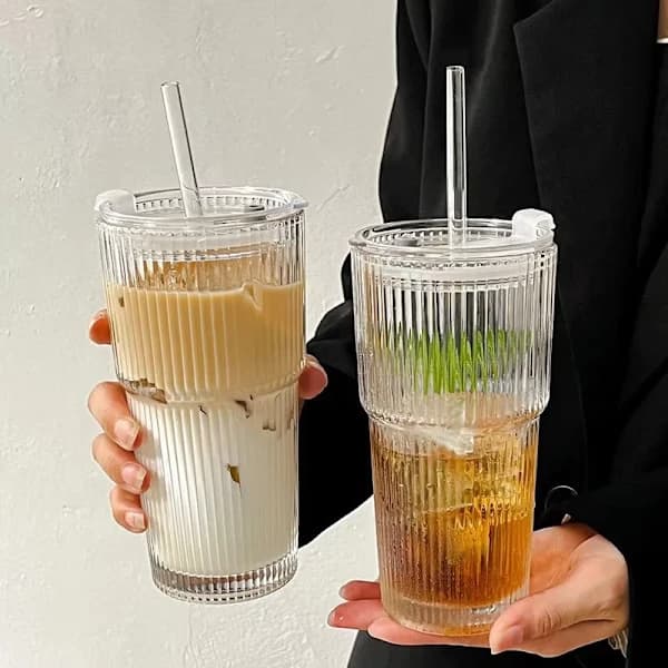 600 ml randig kaffekopp i glas med lock och sugrör, transparent dricksglas.