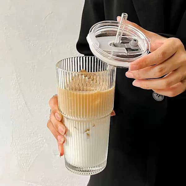 600 ml randig kaffekopp i glas med lock och sugrör, transparent dricksglas.