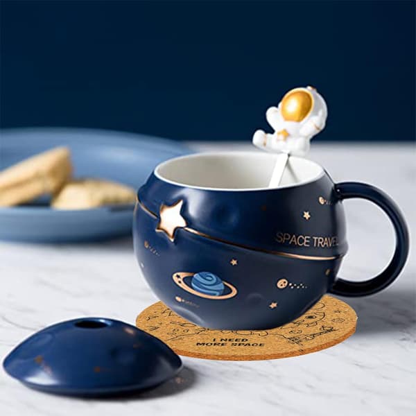 Søtt astronautkrus, preget planetkrus med romtema (mørkeblått).