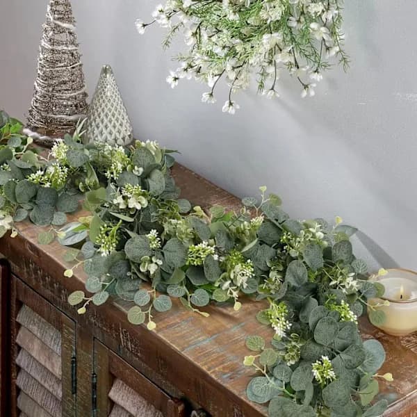 Julepynt: Kunstige eukalyptusblade med blomster, simuleret grøn krans hængepynt.