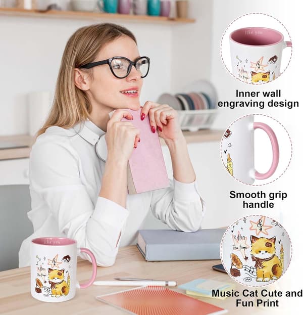Dette musikalske kattekrus, lavet af keramik, har noder og yndige killingedesigns.