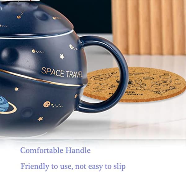 Bedårande astronautmugg, rymdtema präglad planetmugg (mörkblå).
