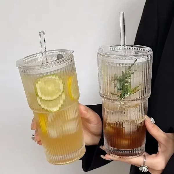 600 ml randig kaffekopp i glas med lock och sugrör, transparent dricksglas.