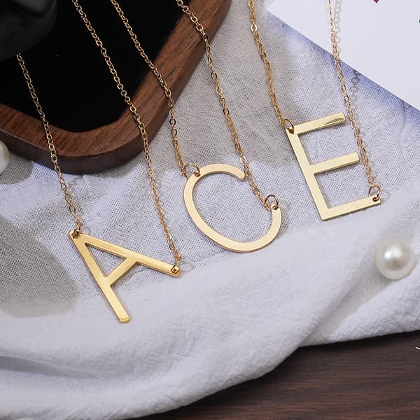 Damehalskæde med sideblok-initial, halskæde med engelsk bogstav i rustfrit stål, guld V