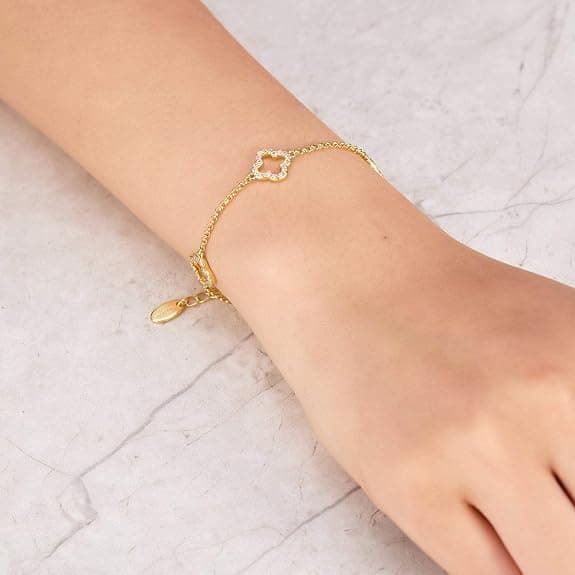Firedobbelt kløverarmbånd, innlagt med krystaller