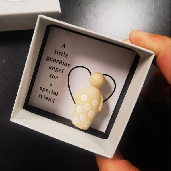 Skyddsängel presentförpackning — En förpackad skyddsängel för en speciell vän
