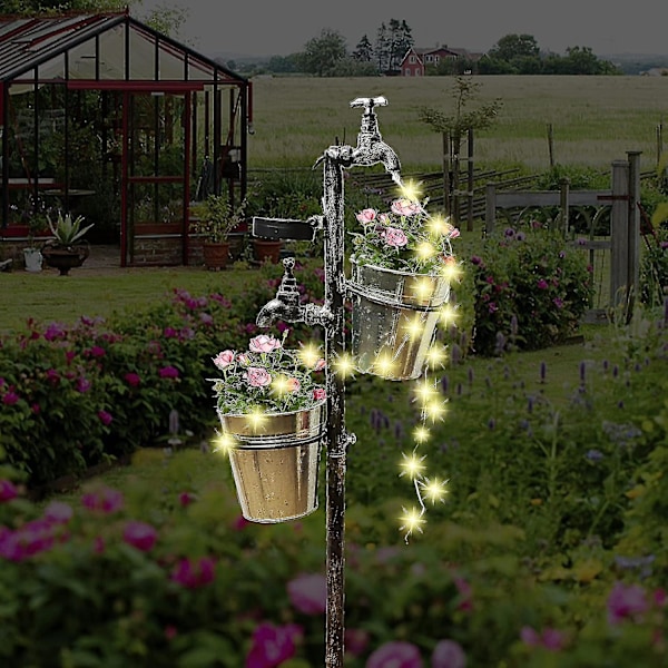 Solcelle-kran hageinnsats med to plantebeholdere, LED-lys som renner vann, retro metallkran hageinnsats utendørs planteholder blomsterpotter for plen hage D