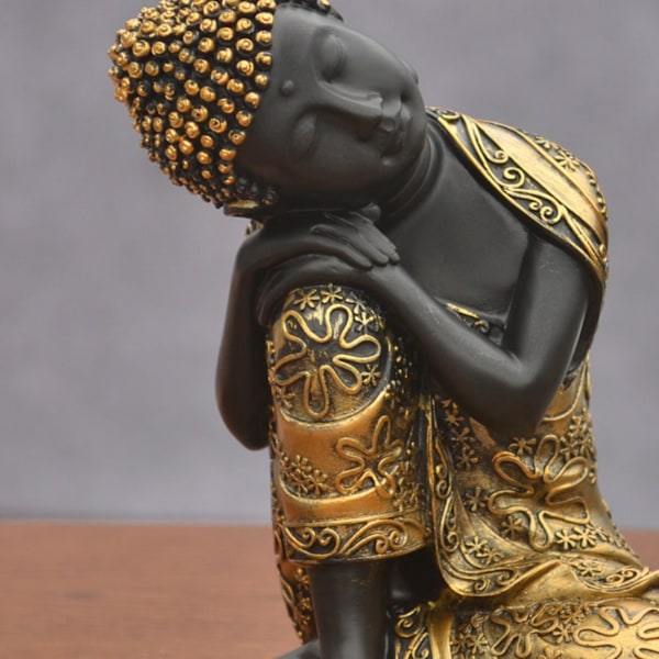 Knelende Buddha-statue i rustikk stil, for stue, religiøs, venstre