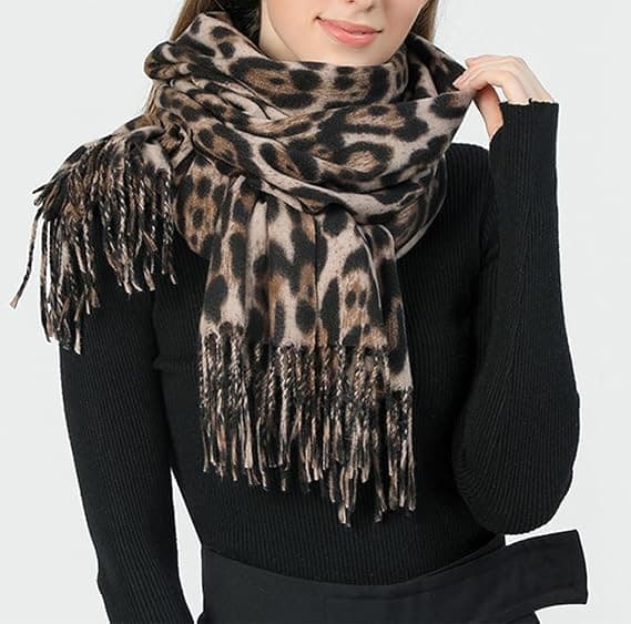 Lang leopardmønstret damesjal med frynser, filtlignende varmt sjal til efterår og vinter, polyestertørklæde, perfekt til fester og vinterbrug Light brown
