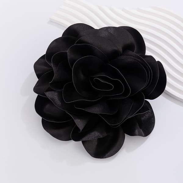 Luksuriøs broche med stor blomst i satin Sort Black