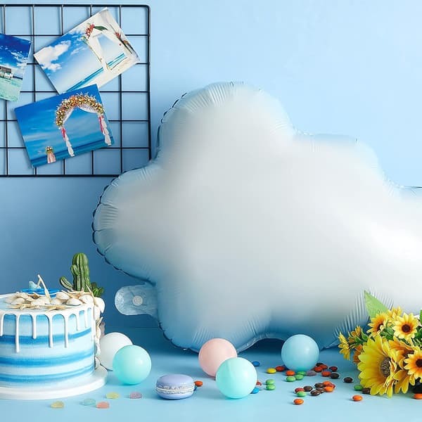 Sett med 6 hvite skyformede ballonger for dekorering av bursdagsfester, babyshower eller andre temafester.