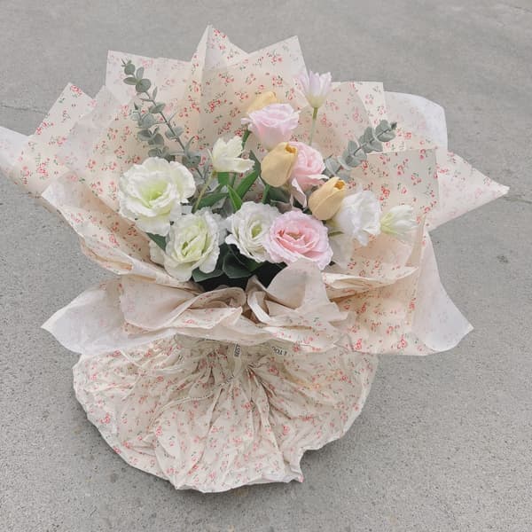 Blommigt tryckt silkespapper 50x35cm Blå bas, 100 ark - För presentinslagning & pyssel