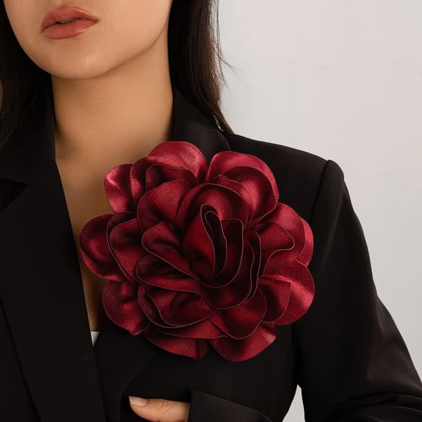 Luksuriøs broche med stor blomst i satin Mørkerød DarkRed