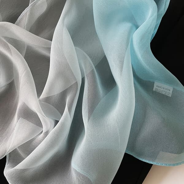 Shimmer Sjal: Elegant perle chiffon skjerf Lyseblå LightBlue