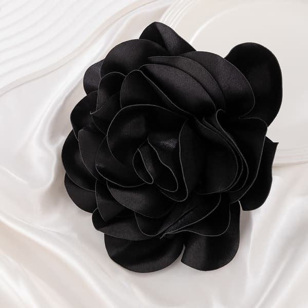 Luksuriøs broche med stor blomst i satin Sort Black