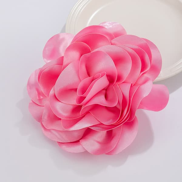 Luksuriøs brosje med stor blomst i sateng, rosa Pink