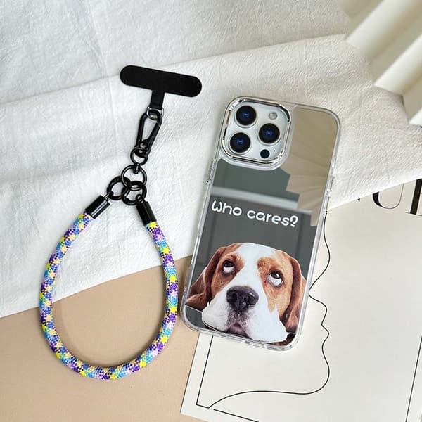 3-i-1 Speildesign Telefondeksel - Who Cares Hund + 7 mm Håndleddsstropp Kompatibel med iPhone 16 Pro (6,3 tommer)
