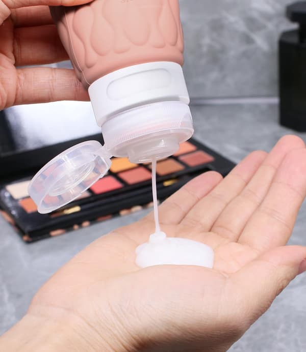 Set med 4 reseflaskor för toalettartiklar, 100 ml silikonreseflaskor med påse