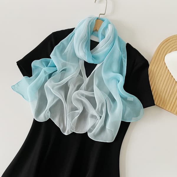 Shimmer Sjal: Elegant perle chiffon skjerf Lyseblå LightBlue