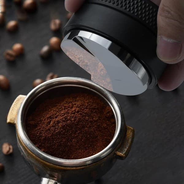 51 mm kaffedispenser. 51 mm tamper. 304 rustfrit stål kaffetamper med presset stofbelægning til espressomaskiner.