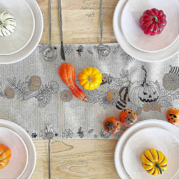 Halloween bordløber med sort kat, lanterne og græskar, efterårsdekoration