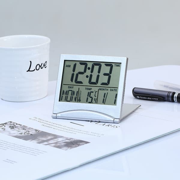 Bordsklocka i silver – Digital LCD-display – Alarm- och snooze-funktion