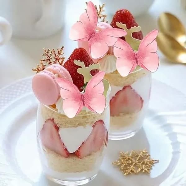 48 spiselige rosa sommerfugler for å dekorere bursdagskaker, bryllupskaker eller cupcakes.