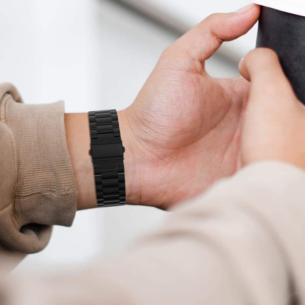 Garmin VivoActive 4 ranneke ruostumaton teräs Musta