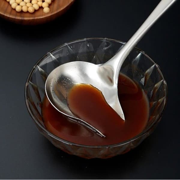 st hældeske, sauceske i rustfrit stål, skeformet slev med hængeører til at holde sauce