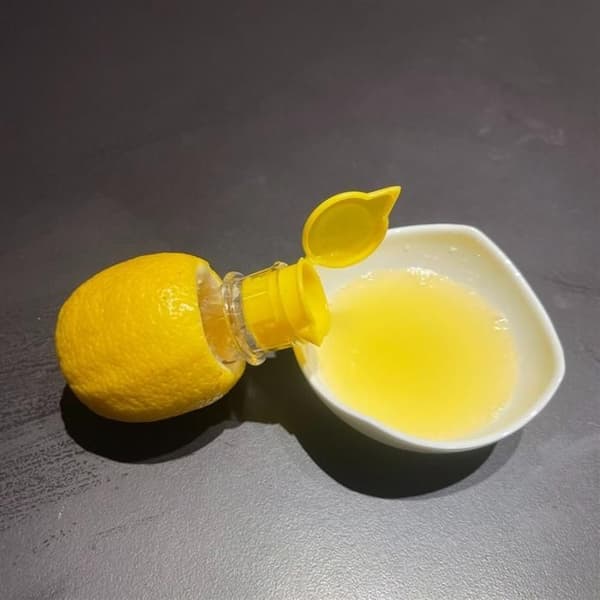 (Som indikerat) Citruspress - Ej specificerad - Manuell - 3 Delar - Plast - Gul As indicated