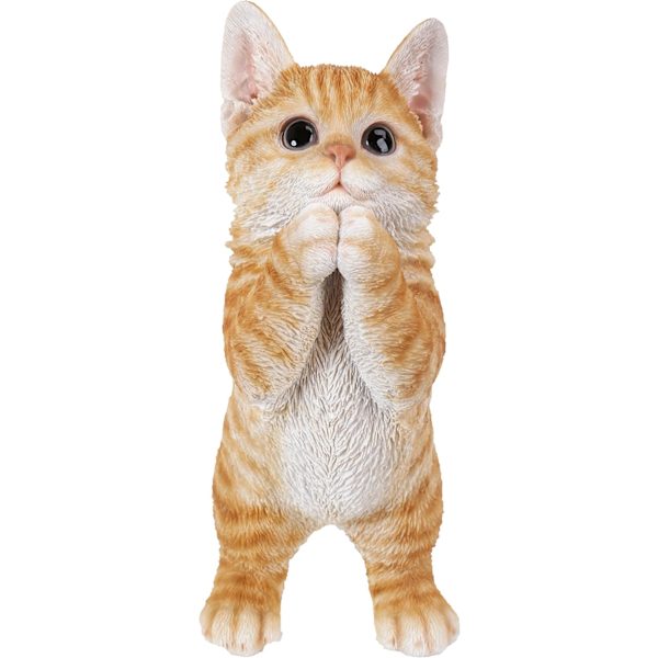 Lekende tabbykatt hagefigur