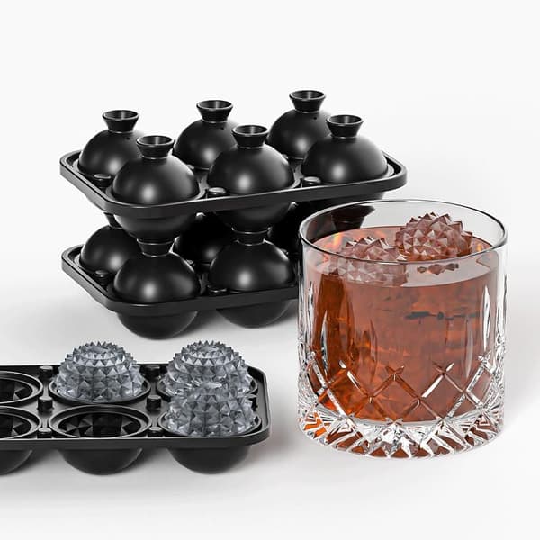 Stora isbitsformar för whisky, perfekt etsade isbitar; stora isbitsformar för cocktails; whisky (etsade sfärer).