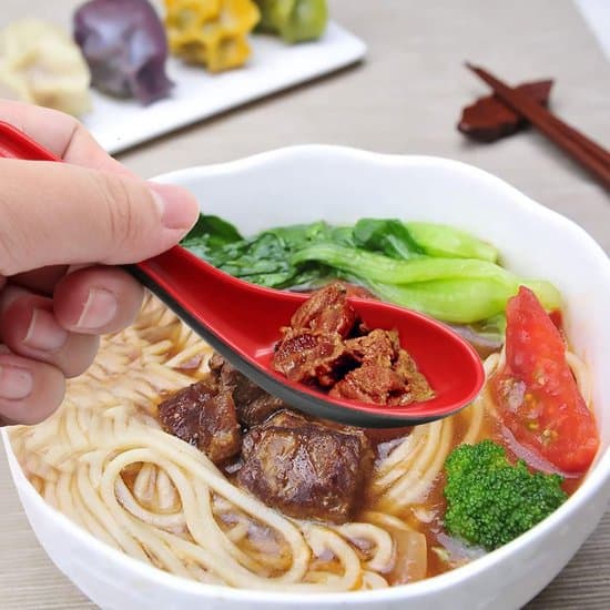 2 stk. asiatiske suppeskeer til Miso Ramen, Wonton, Pho og Soba – Røde og sorte melaminsuppeskeer – Velegnet til suppe, risnudler, dumplings 2pcs
