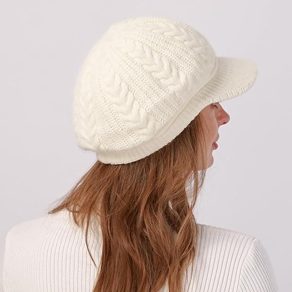 Stickad vintermössa för dam med skärm, dubbelt lager fleecefoder, varm och snygg beanie med slouchy passform