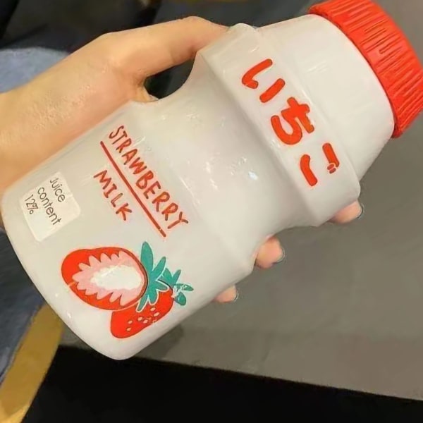 Kannettava lasten juomapullo hihnalla PC muovinen ulkovesikuppi söpö hedelmäkuvio punainen 480ml