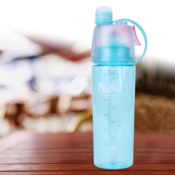 Bærbar plast reisevann drikkekopp Lekkasikker sprayflaske utendørs sport (blå 600 ml)