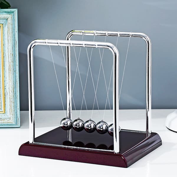Newtons Pendul, Newtons Vugge - Newtons Pendulkugler Svinger