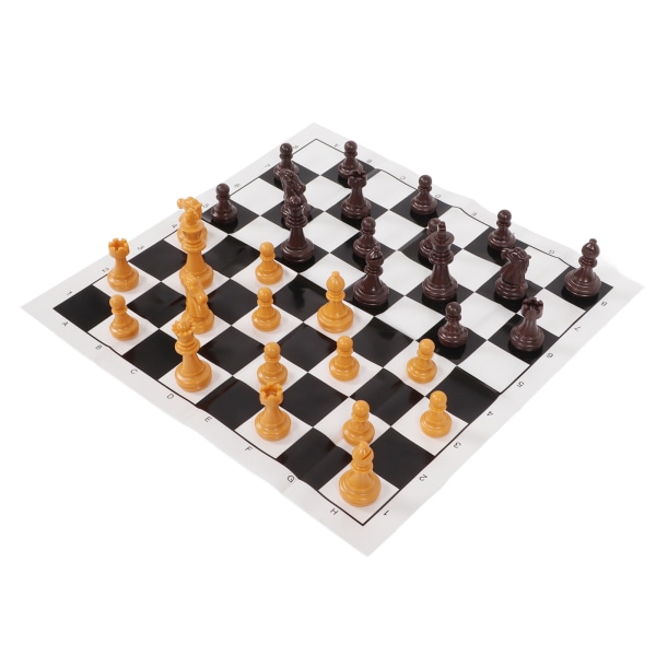 Set Kansainvälinen standardi set shakkilaudalla
