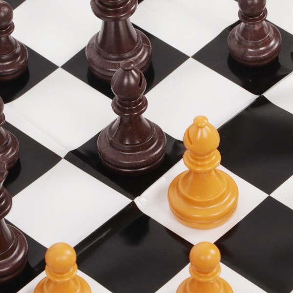 Set Kansainvälinen standardi set shakkilaudalla