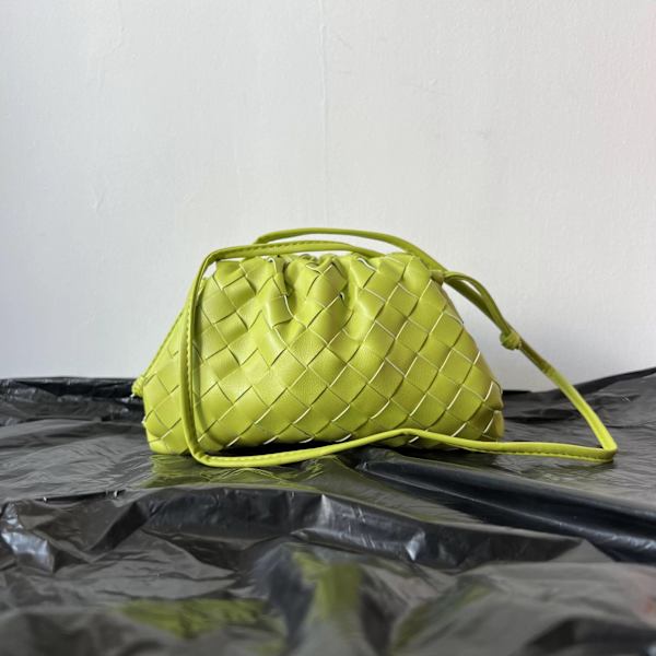 Cloud Ryggsäck 2024 Ny Stil Väska Dam Ko Läder Skrynklig Dumpling Väska Dam Handväska Axelväska MJ51 Vit Vit Vit White 22*9*14cm