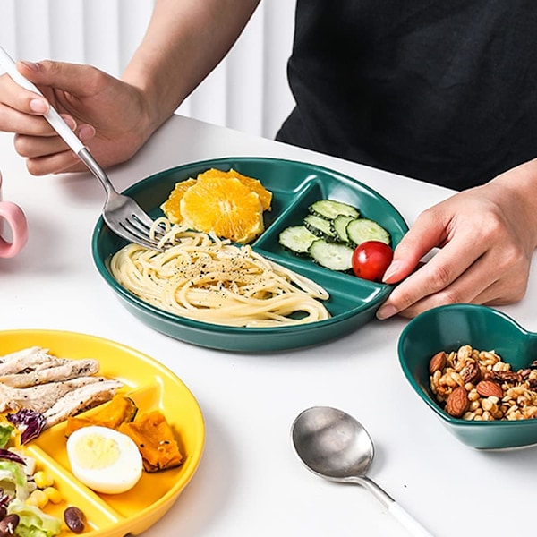 Tummanvihreä keraaminen jaettu lautanen aikuisten ruokavalioon