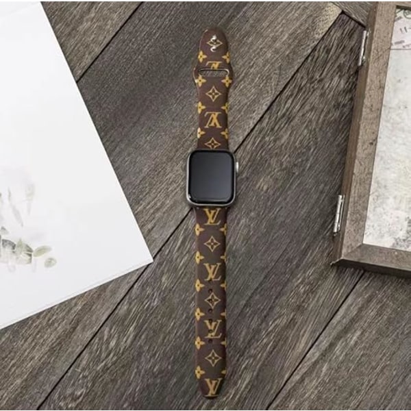 Klockarmbandet är kompatibelt med Apple Watch Band serie 8 7 6 5 4 3 2 1 SE, ett lyxigt designerklassiskt logotypretromjukt band 42/44/45mm