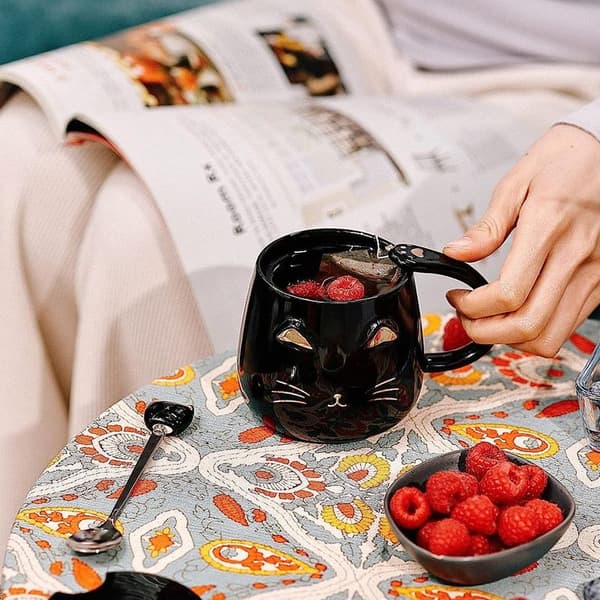 Vacker keramisk kaffekopp med lock och vacker rostfritt stål